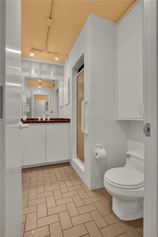 114 Forelle Lane Ligonier, PA 15658 - Photo 23 of 43 a bathroom with a toilet a sink and mirror