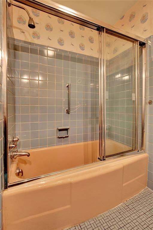 114 Forelle Lane Ligonier, PA 15658 - Photo 28 of 43 a bathroom with a shower and a bathtub