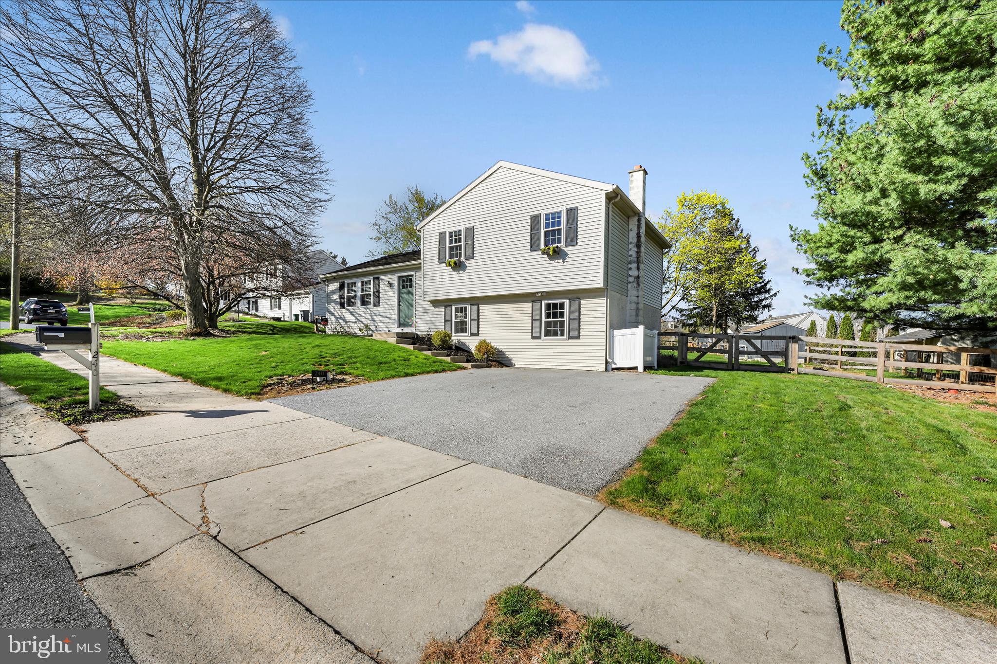 240 Birchwood Lane Lititz, PA 17543 - Photo 5 of 34 Exterior Front