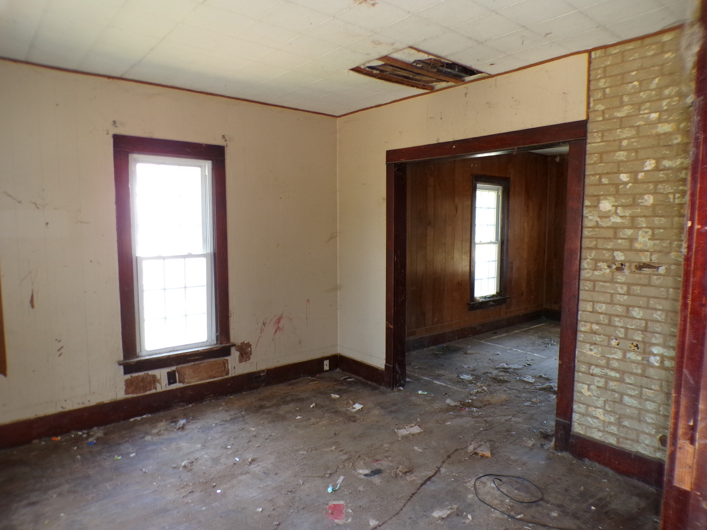 304 South Madison Street Morrison, IL 61270 - Photo 4 of 9 an empty room that has a window in it