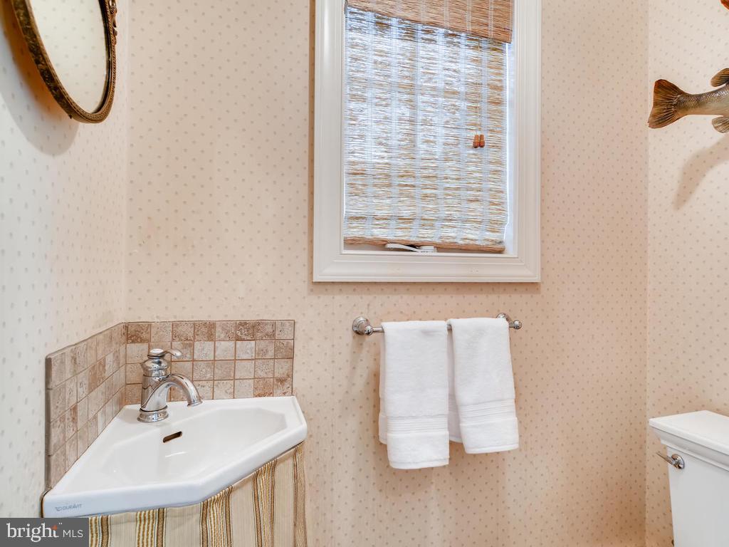 803 St Georges Road Baltimore, MD 21210 - Photo 15 of 43 Powder Room