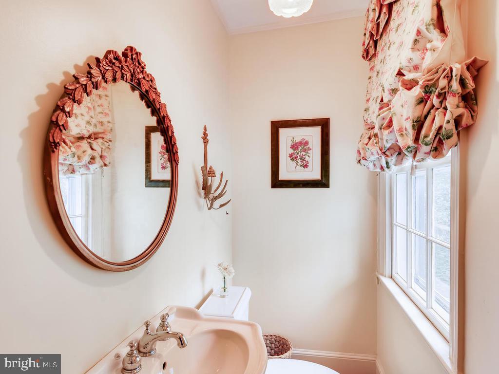 803 St Georges Road Baltimore, MD 21210 - Photo 16 of 43 Powder Room