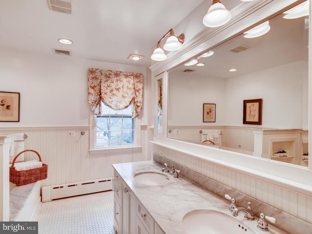 803 St Georges Road Baltimore, MD 21210 - Photo 20 of 43 Master Bathroom