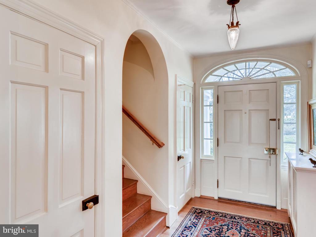 803 St Georges Road Baltimore, MD 21210 - Photo 4 of 43 Foyer