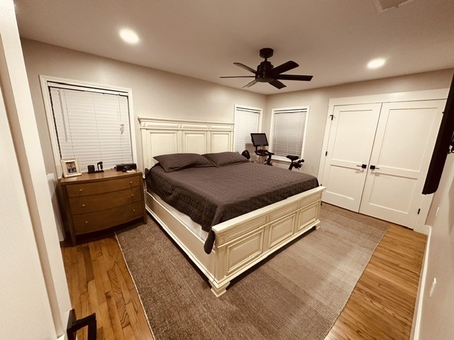 6205 South Rice Avenue Bellaire, TX 77401 - Photo 12 of 21 a spacious bedroom with a bed and a mirror