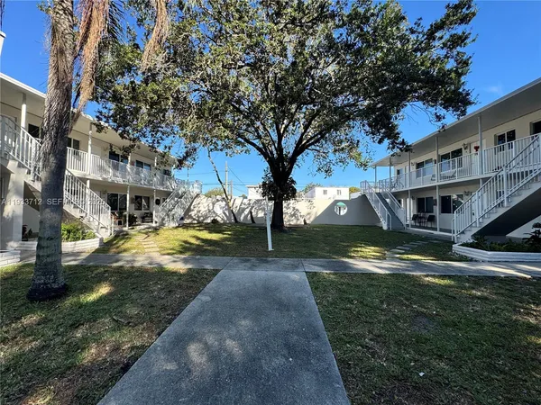 a view of a yard in front of house