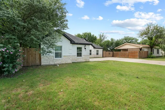 a view of a house with a backyard