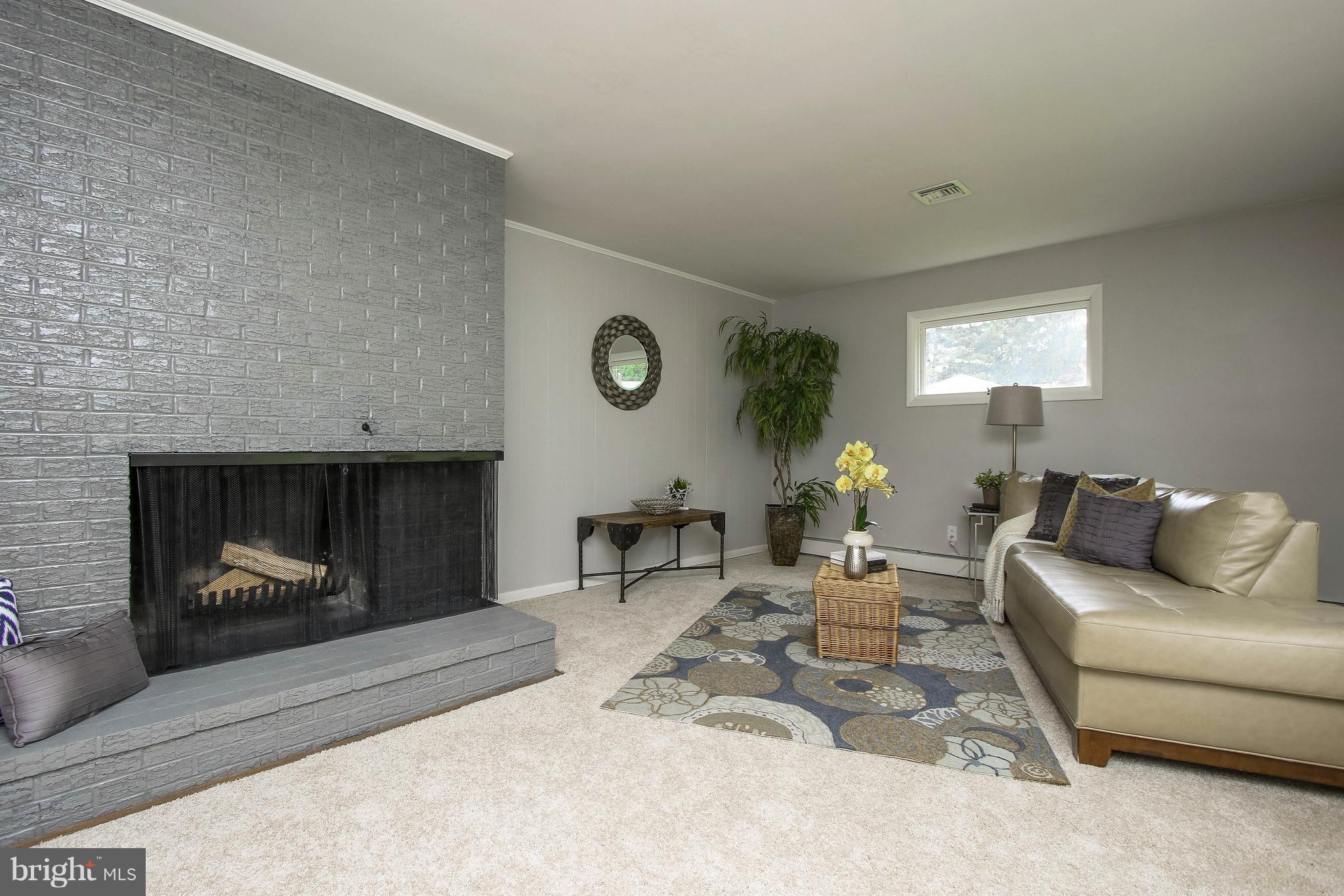 13417 Blenfield Road Phoenix, MD 21131 - Photo 4 of 30 Living Room