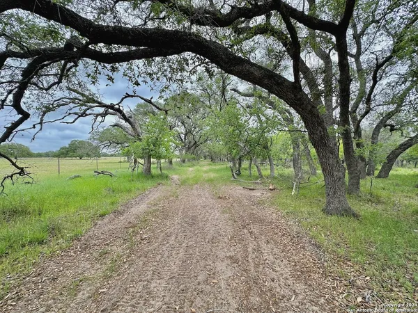 $1,423,200 | 7711 Devine Tx 78016, Devine, TX 78016