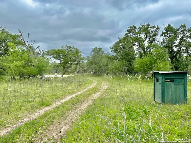 $1,423,200 | 7711 Devine Tx 78016, Devine, TX 78016