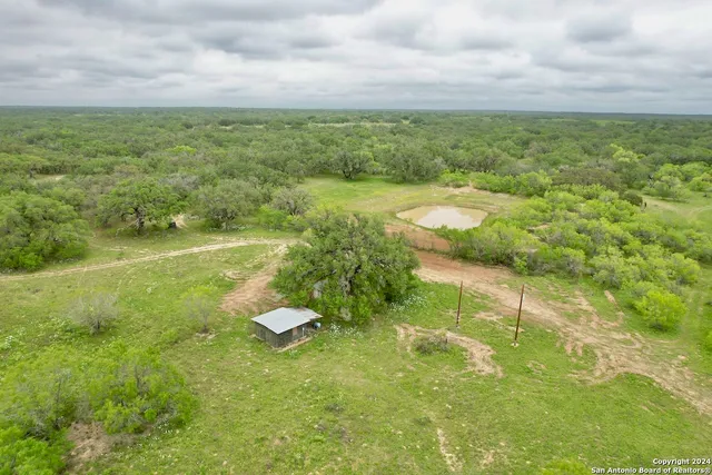 $1,423,200 | 7711 Devine Tx 78016, Devine, TX 78016