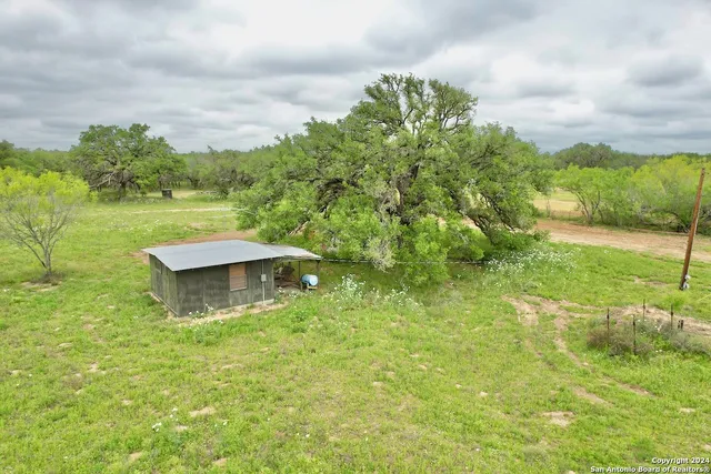 $1,423,200 | 7711 Devine Tx 78016, Devine, TX 78016