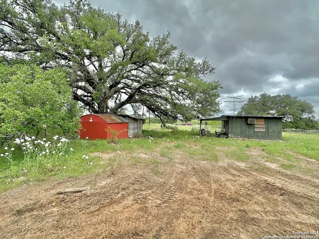 $1,423,200 | 7711 Devine Tx 78016, Devine, TX 78016