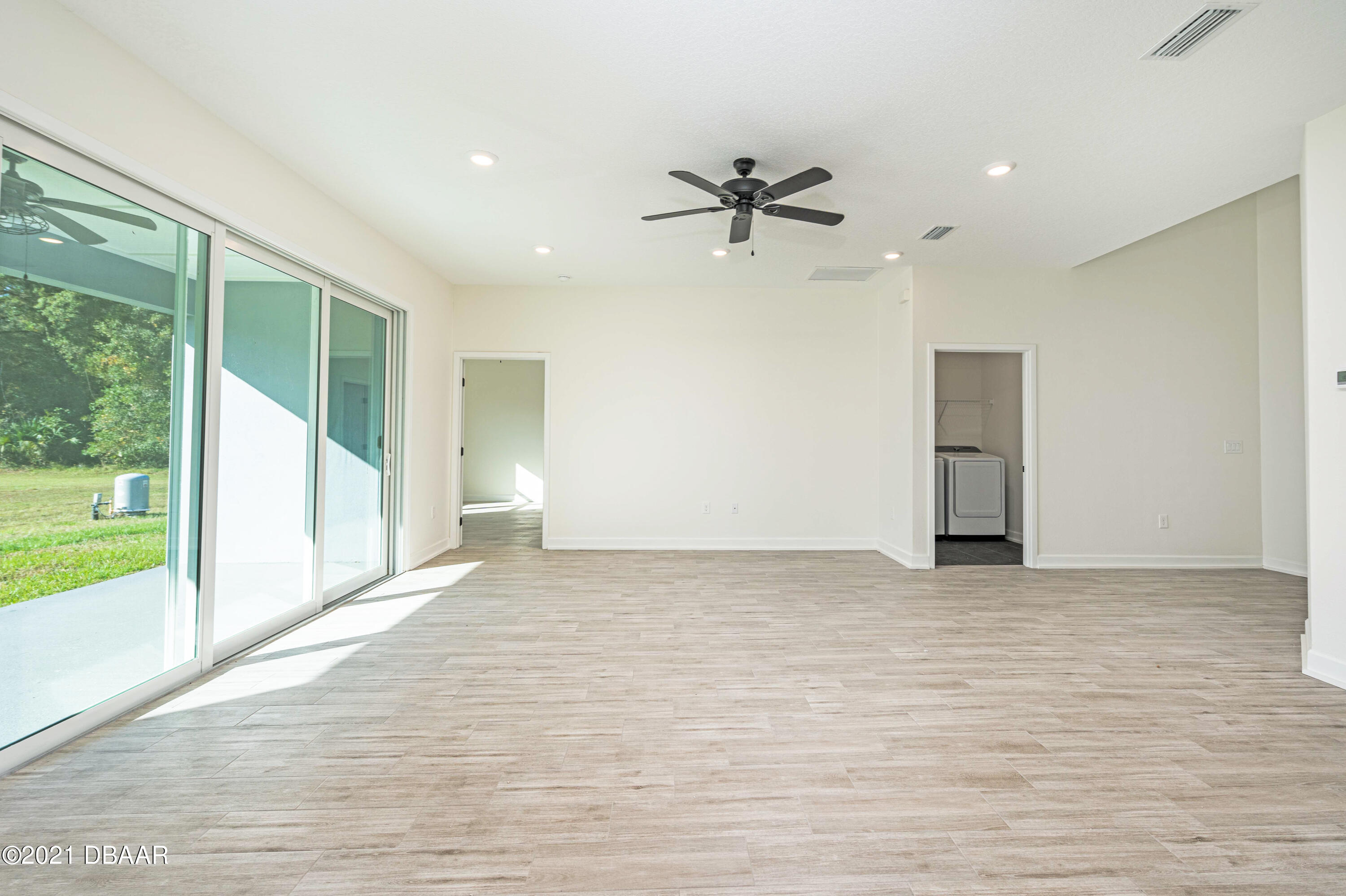 2085 Old Daytona Road Port Orange, FL 32128 - Photo 4 of 25 Light & Bright Living Room