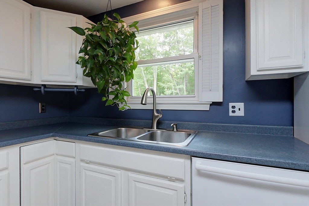 16 Crooked Spring Road North Billerica, MA 01862 - Photo 3 of 40 Gallery Image 3