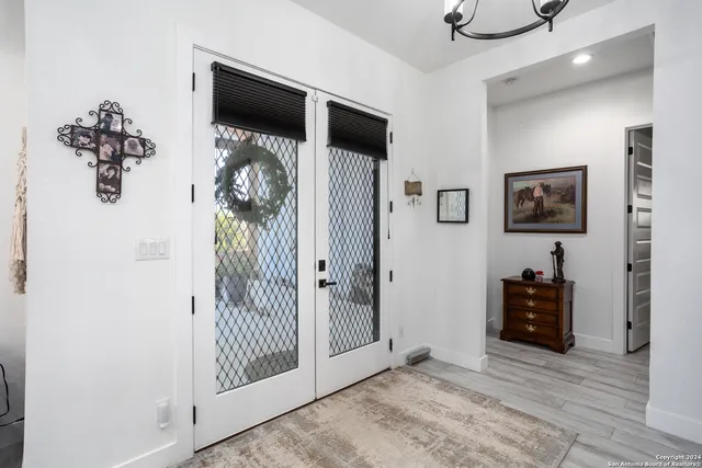 $989,900 | 23 Waring Road, Boerne, TX 78013