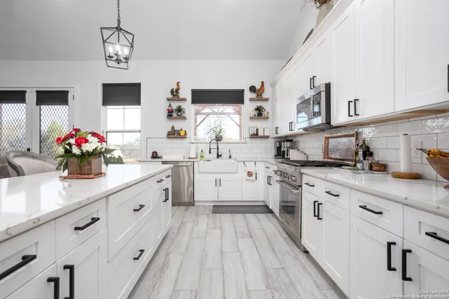 $989,900 | 23 Waring Road, Boerne, TX 78013