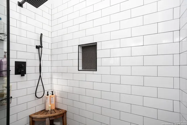 $989,900 | 23 Waring Road, Boerne, TX 78013