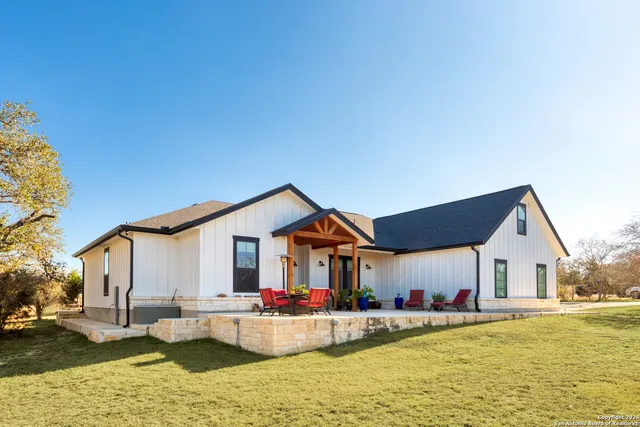 $989,900 | 23 Waring Road, Boerne, TX 78013
