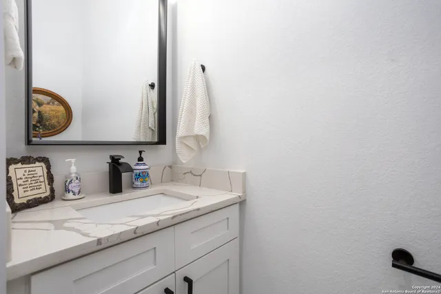 $989,900 | 23 Waring Road, Boerne, TX 78013