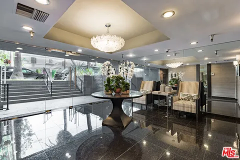 $1,395,000 | 121 South Palm Drive, Unit 401, Beverly Hills, CA 90212