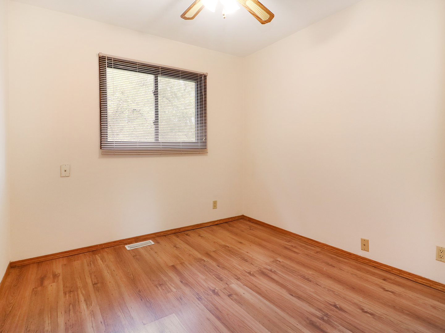 321 Hadleigh Road Bolingbrook, IL 60440 - Photo 10 of 20