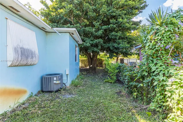 a view of a backyard