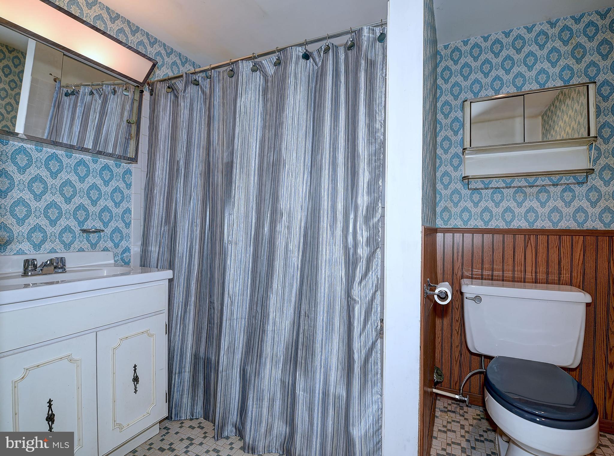 9200 Dogwood Road Baltimore, MD 21244 - Photo 17 of 25 a bathroom with a toilet a sink and tub