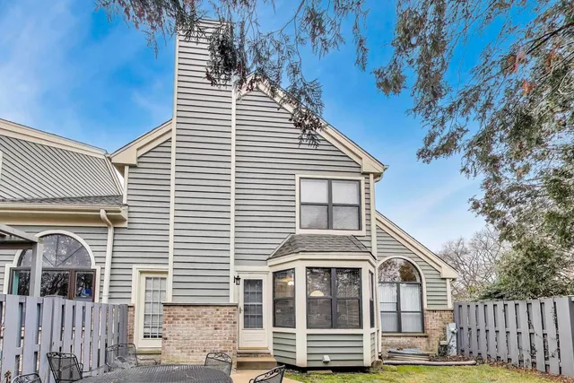 $445,000 | 2601 Burton Drive, Unit 1012834, Westchester, IL 60154