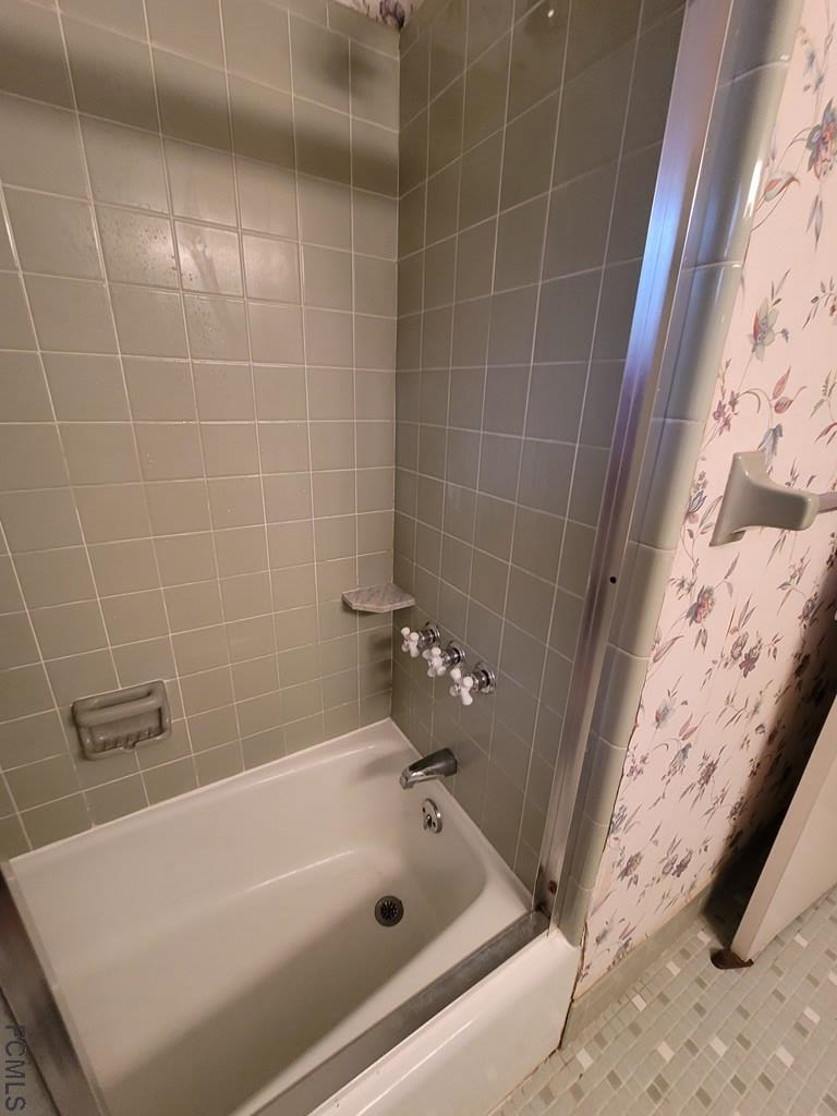 736 Lindenwood Circle Ormond Beach, FL 32174 - Photo 31 of 56 a bathroom with a bathtub