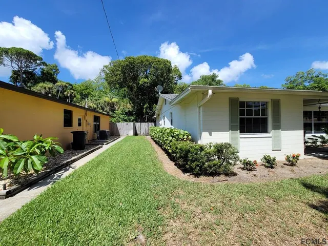 a view of livingroom with furniture