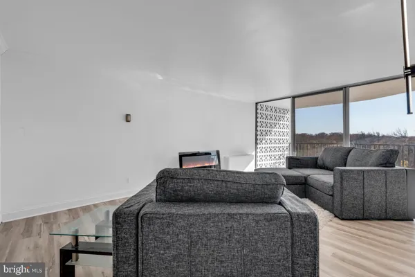 $279,900 | 3333 University Boulevard West, Unit 1008, Kensington, MD 20895