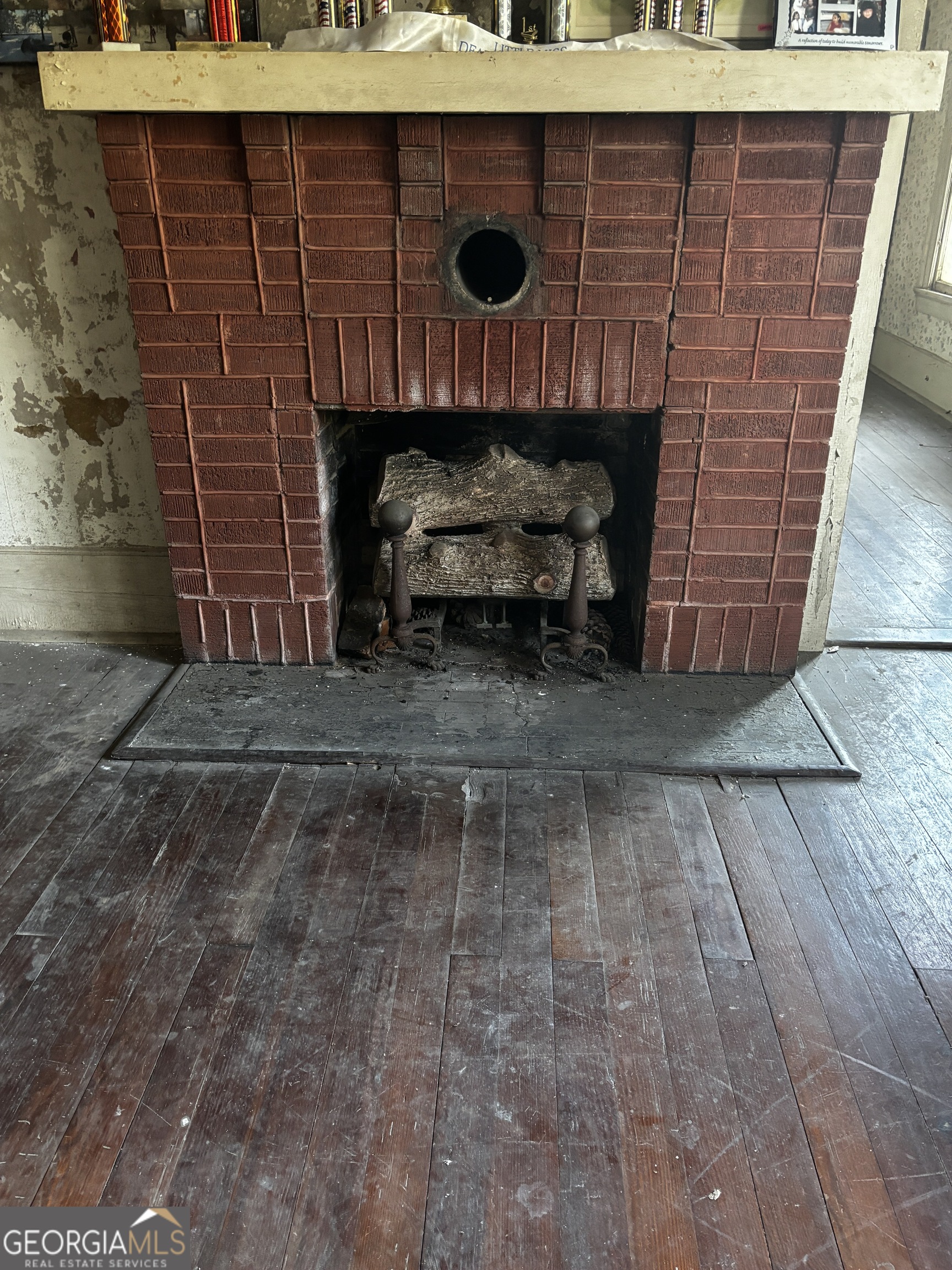 301 Cleveland Street Thomson, GA 30824 - Photo 17 of 17 a fireplace with a table