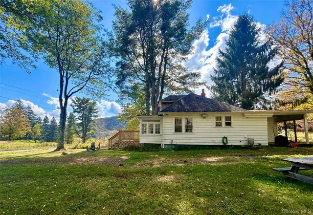a view of a house with a yard