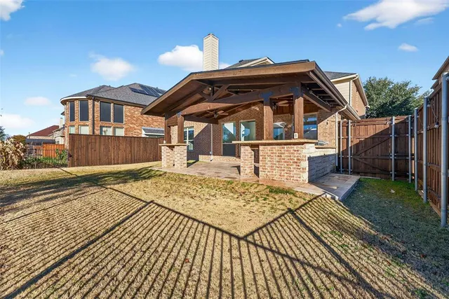 a view of a backyard of the house