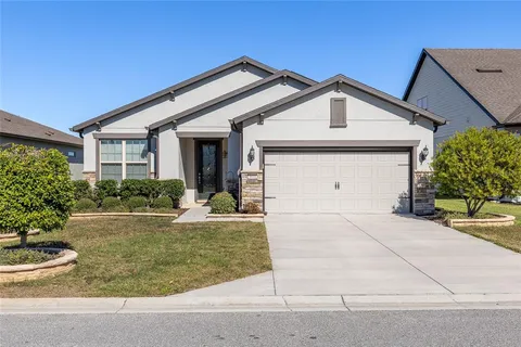 a view of a house with backyard and garden