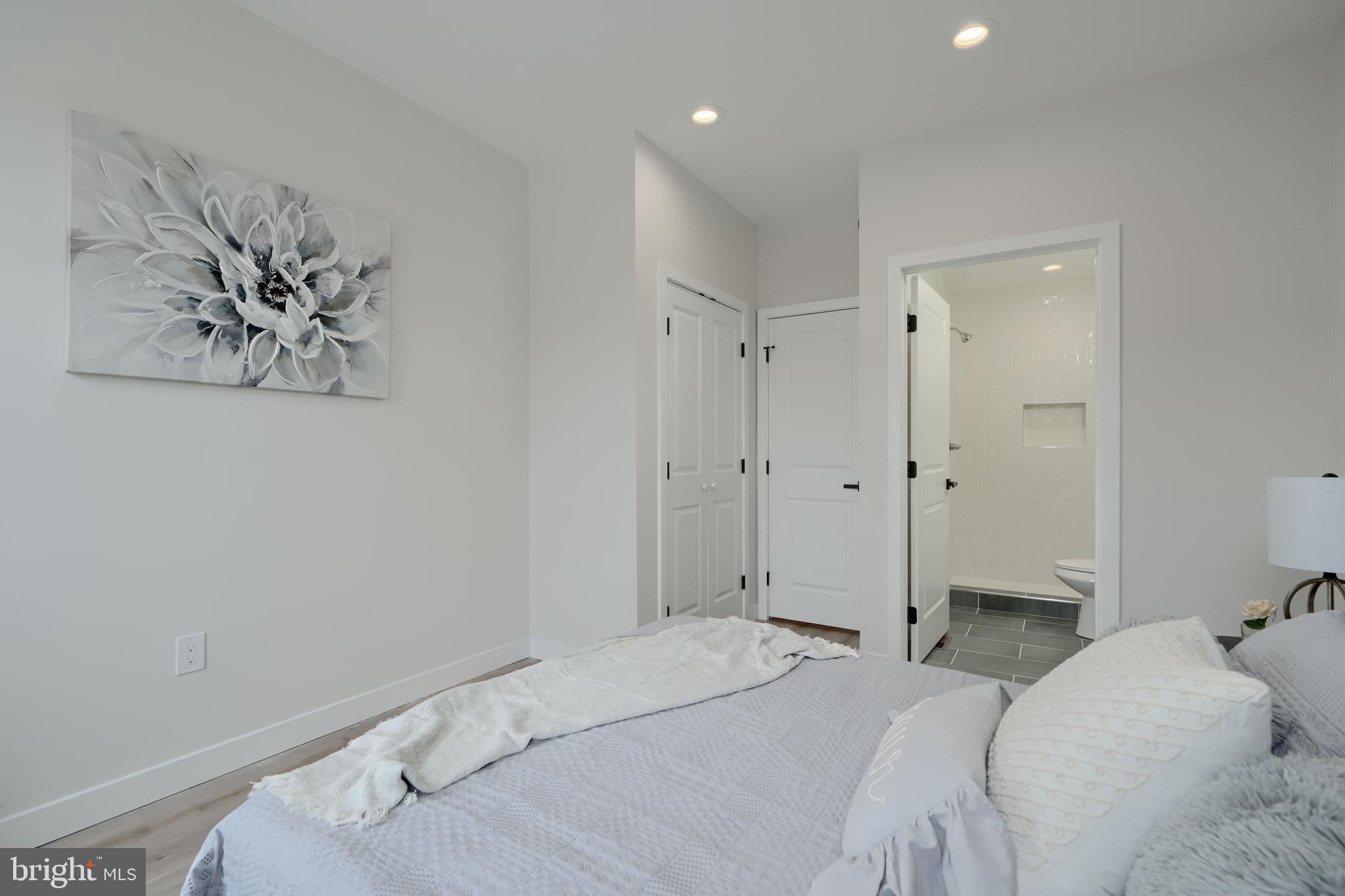 602 South Streeper Street Baltimore, MD 21224 - Photo 12 of 31 a bedroom with a bed and a painting on the wall