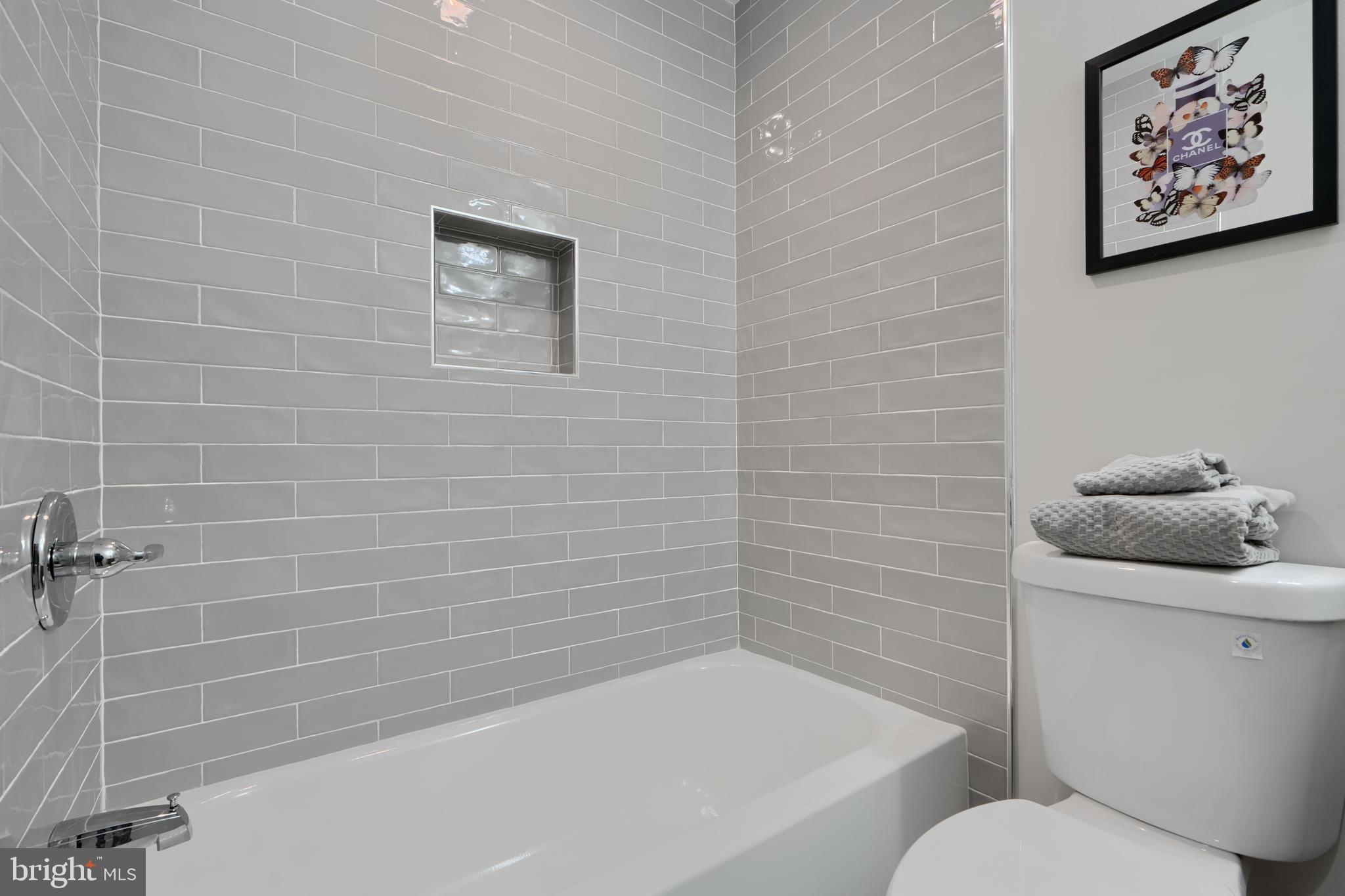 602 South Streeper Street Baltimore, MD 21224 - Photo 15 of 31 a bathroom with a toilet and a bathtub