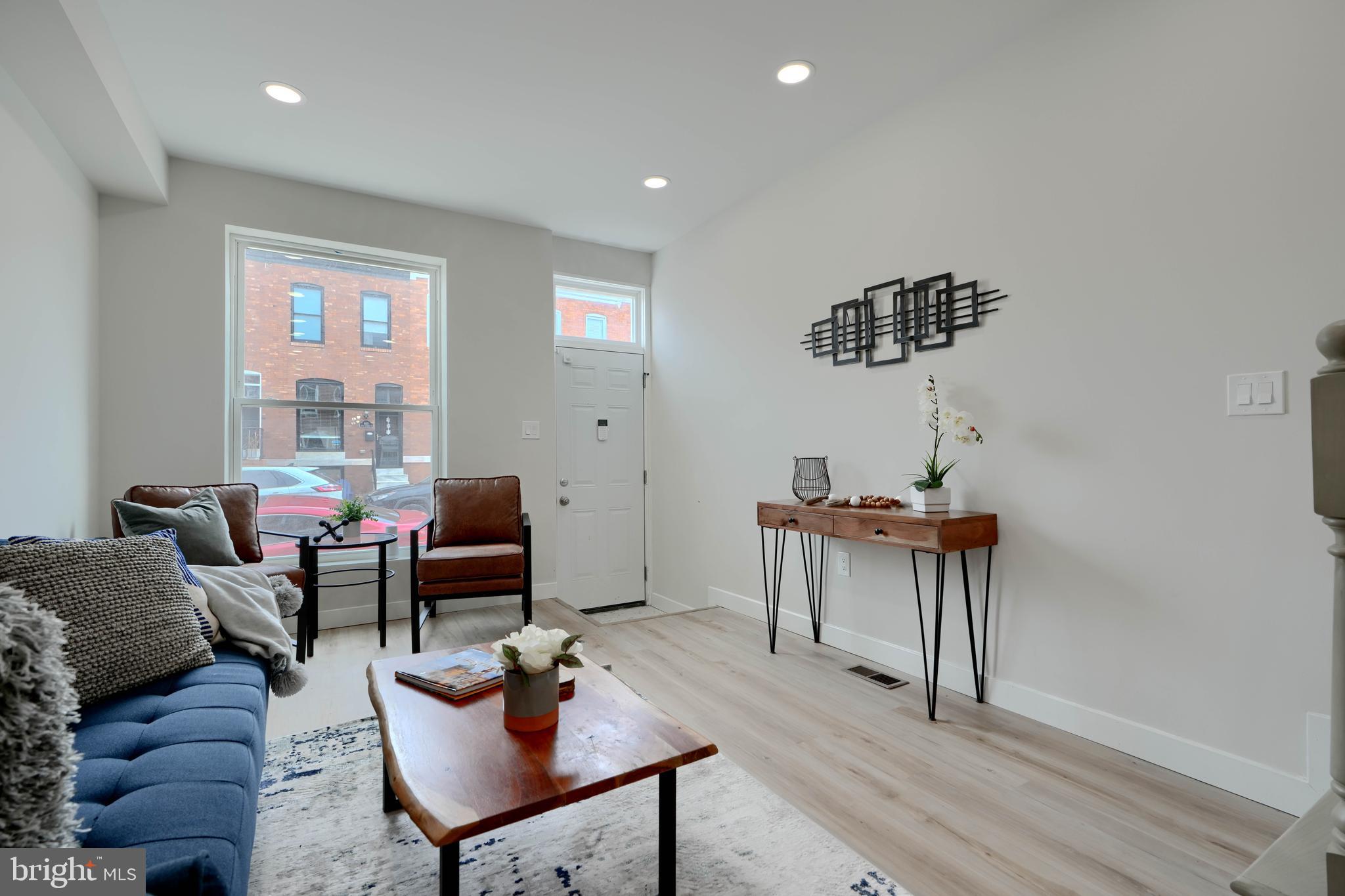 602 South Streeper Street Baltimore, MD 21224 - Photo 4 of 31 a living room with furniture and a window