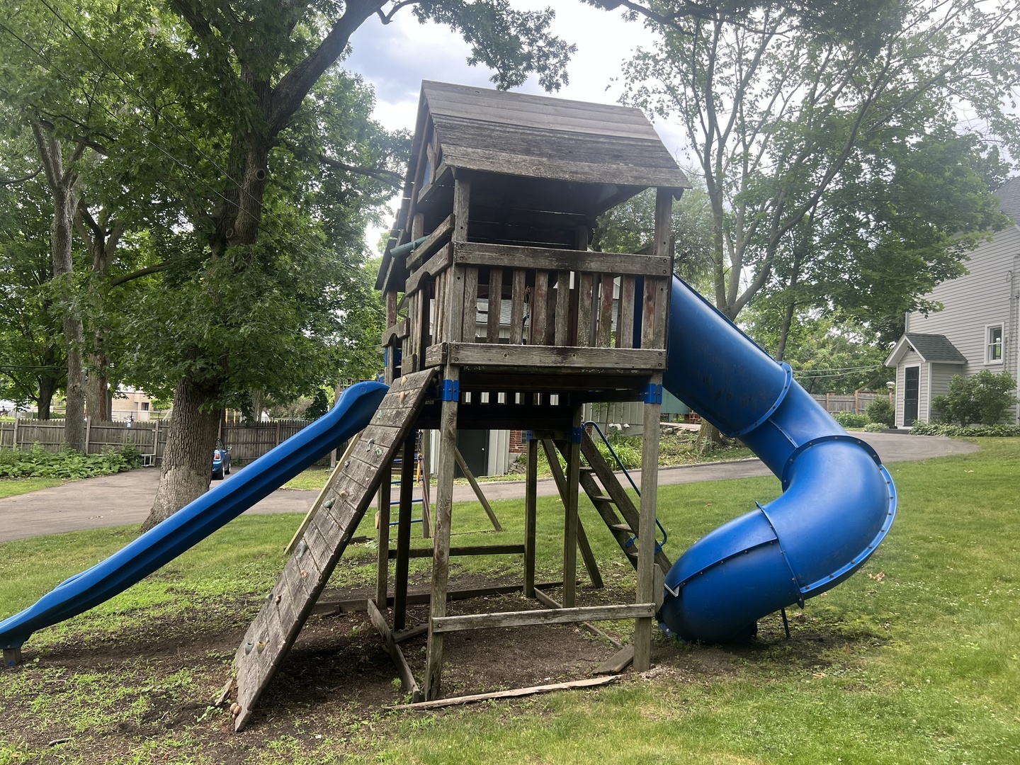 2404 Ridge Avenue Evanston, IL 60201 - Photo 23 of 24 a view of swimming pool with a patio and a yard