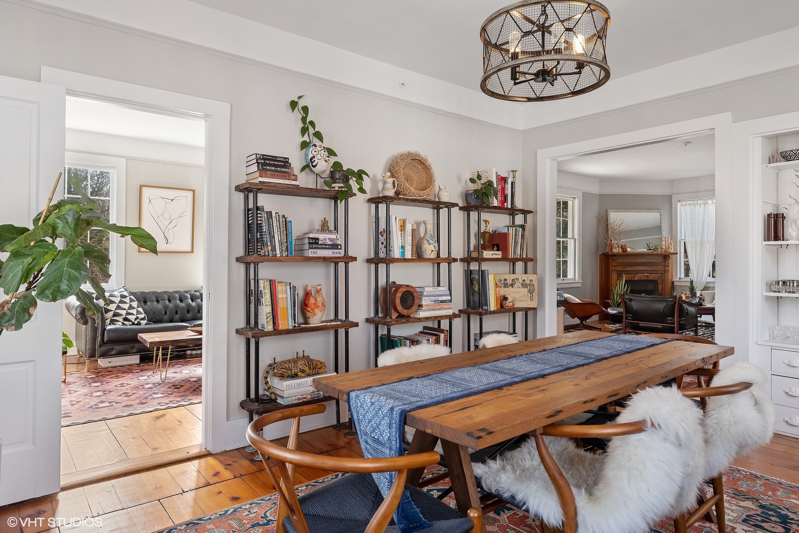 2404 Ridge Avenue Evanston, IL 60201 - Photo 8 of 24 a room with furniture and a book shelf
