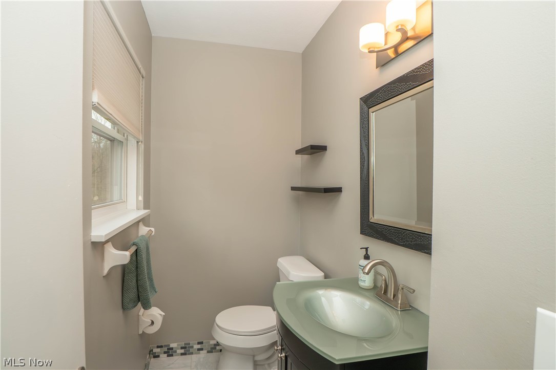 1423 Copley Meadows Drive Akron, OH 44321 - Photo 15 of 31 Primary Half Bath