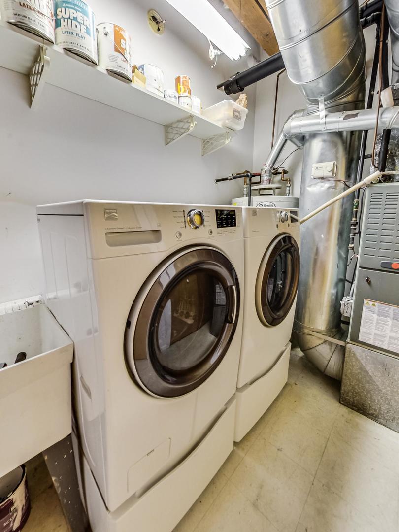 1000 West Washington Boulevard, Unit 130 Chicago, IL 60607 - Photo 37 of 47 a utility room with dryer and washer