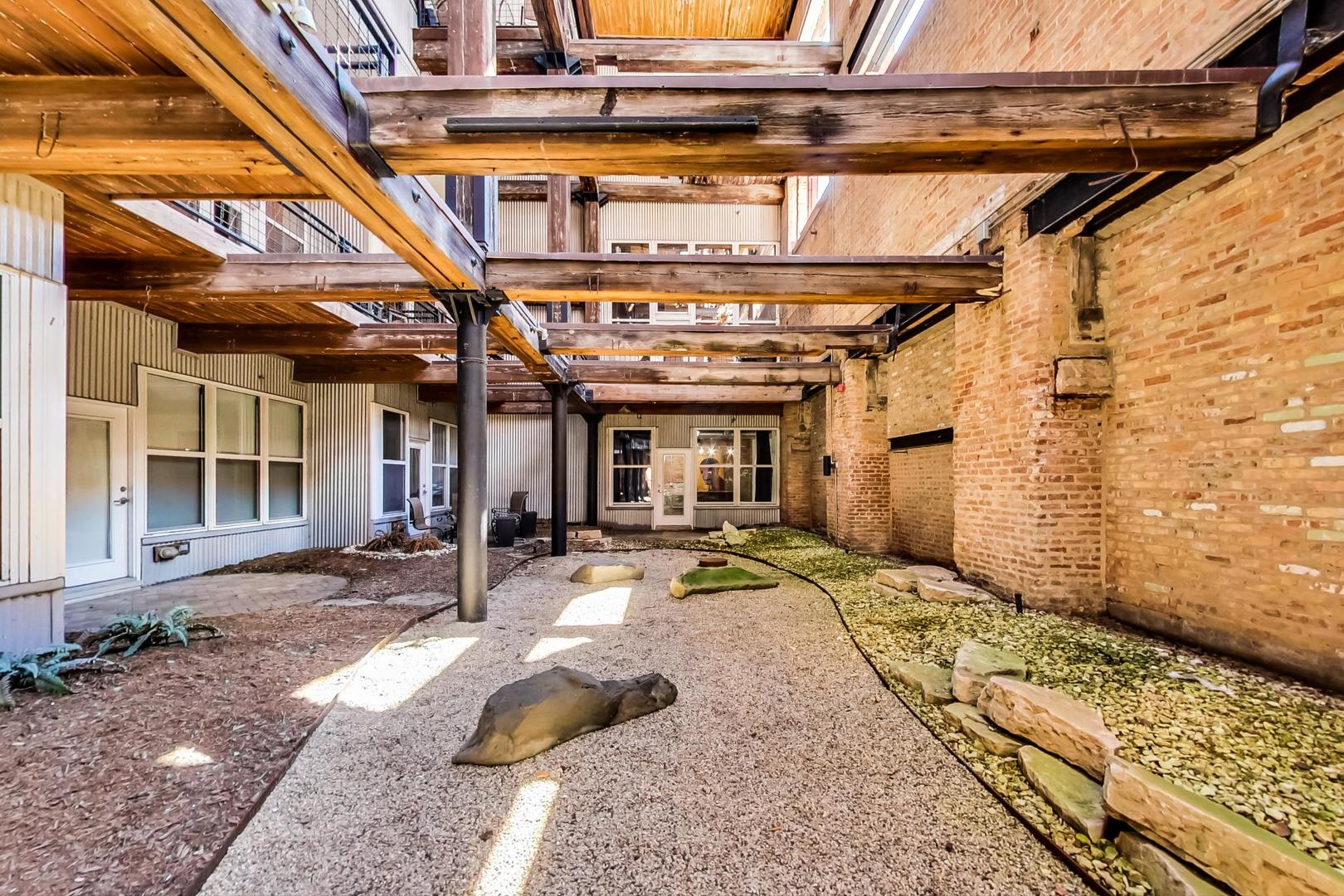 1000 West Washington Boulevard, Unit 130 Chicago, IL 60607 - Photo 41 of 47 a view of a chairs and table in the patio