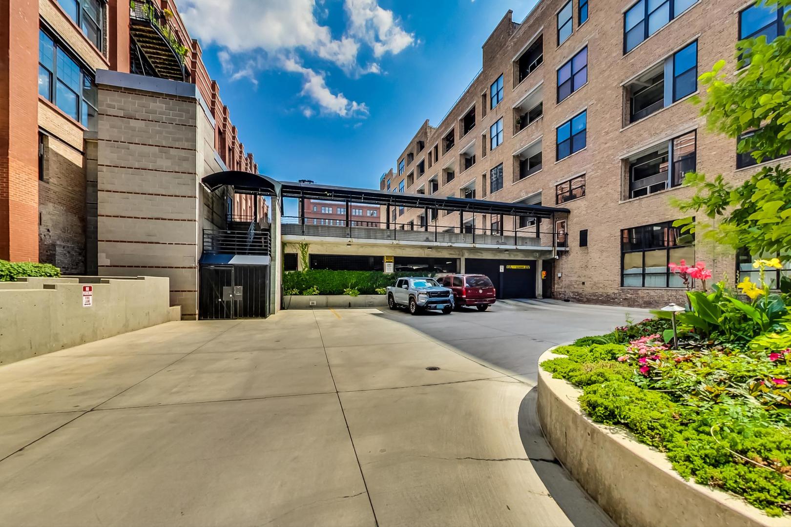 1000 West Washington Boulevard, Unit 130 Chicago, IL 60607 - Photo 42 of 47 a front view of a building with garden