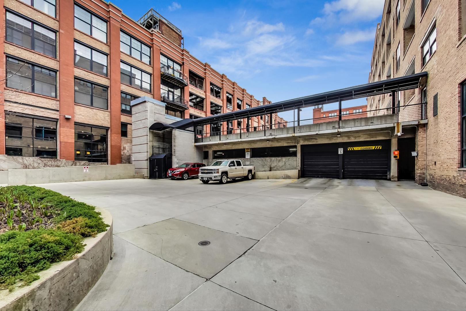 1000 West Washington Boulevard, Unit 130 Chicago, IL 60607 - Photo 43 of 47 front view of a building with a street