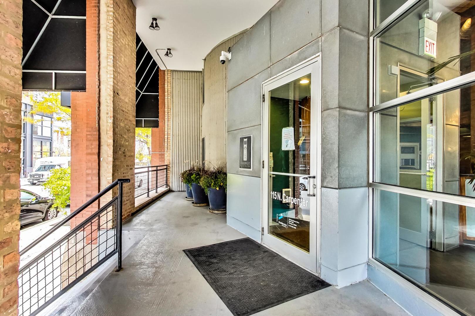 1000 West Washington Boulevard, Unit 130 Chicago, IL 60607 - Photo 5 of 47 a view of an entryway with wooden floor and a livingroom