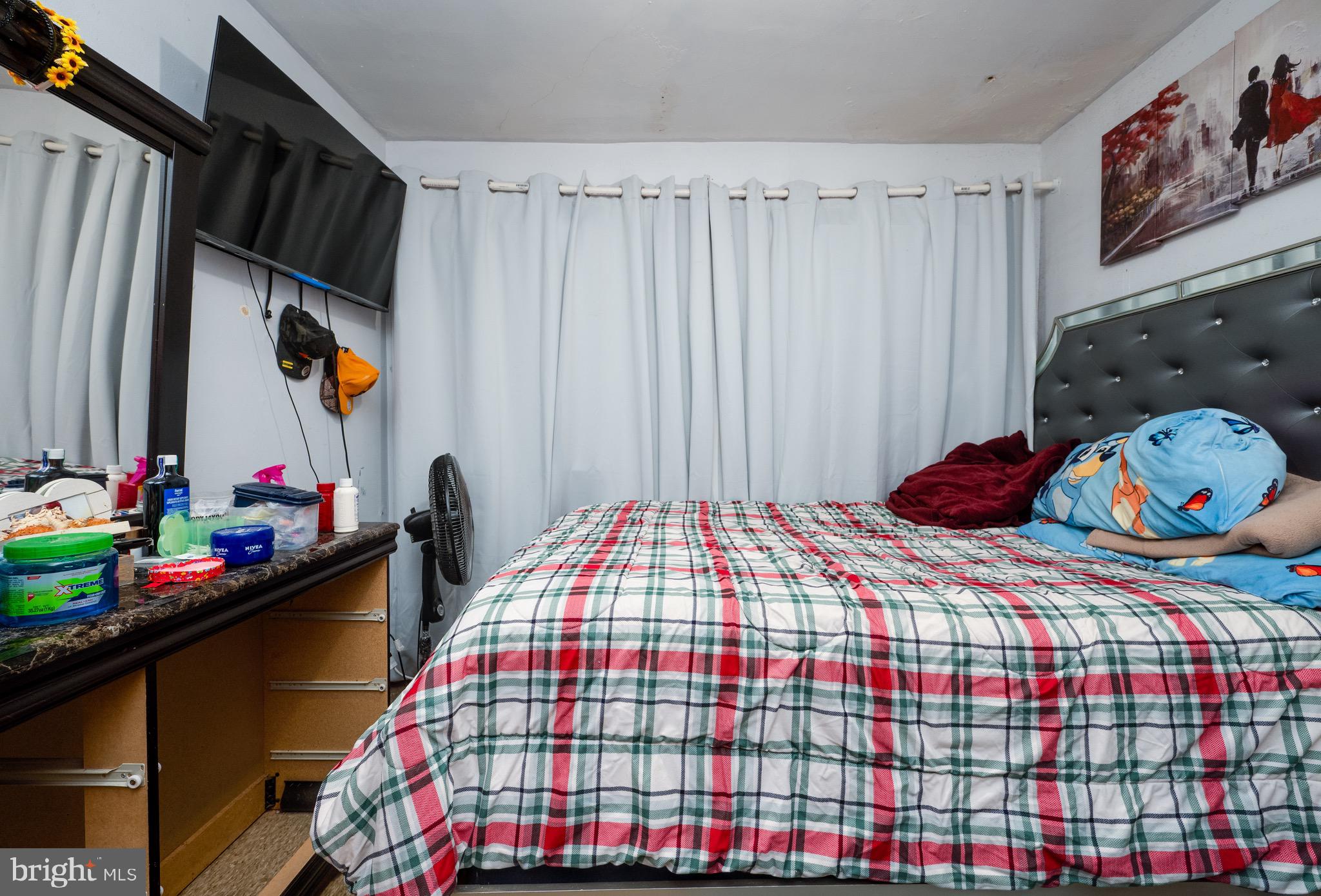 419 North 2nd Street Reading, PA 19601 - Photo 24 of 34 a bedroom with a bed and a window