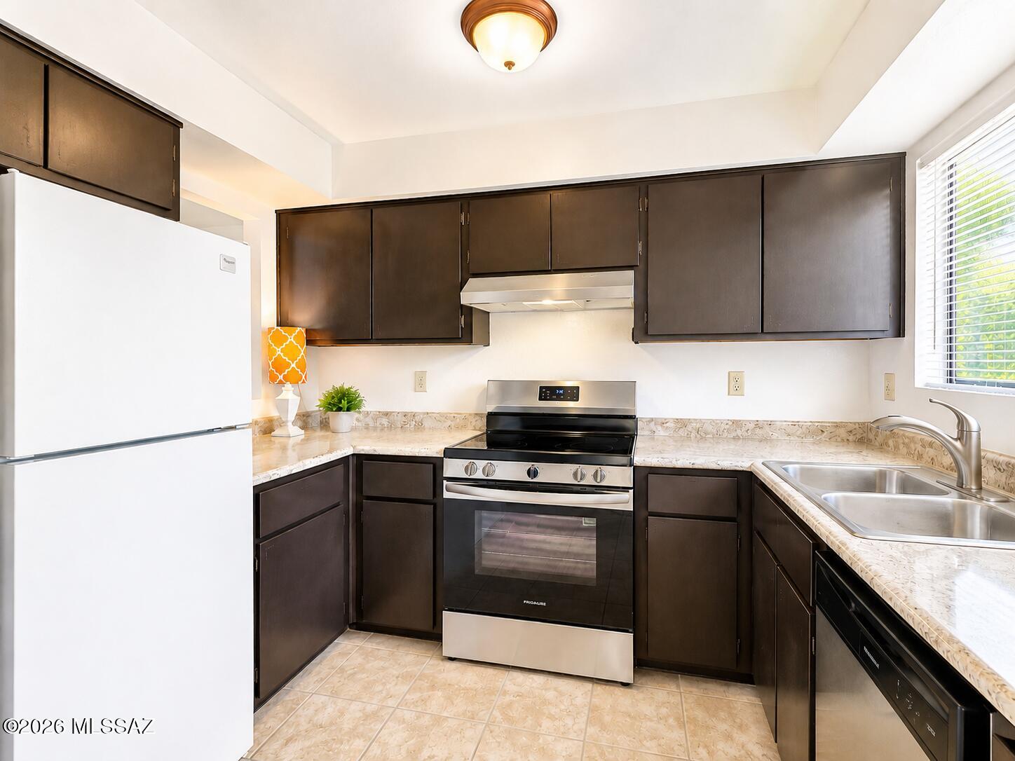 3750 North Country Club Road, Unit 46 Tucson, AZ 85716 - Photo 2 of 34 Bright Kitchen