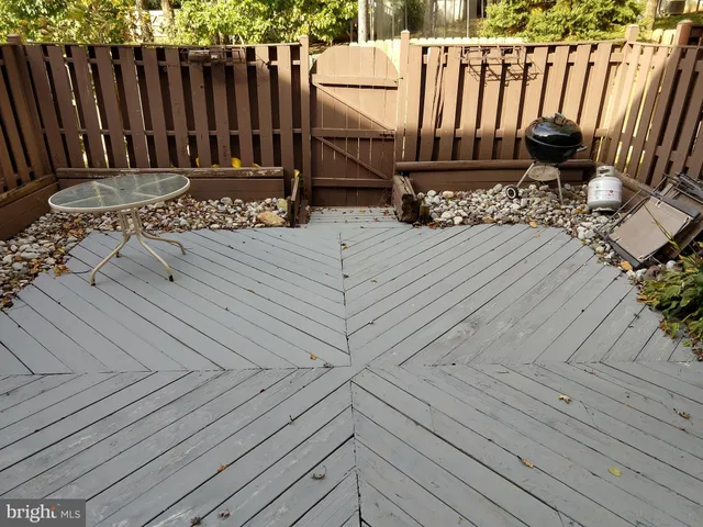 a black white black and black black white wall